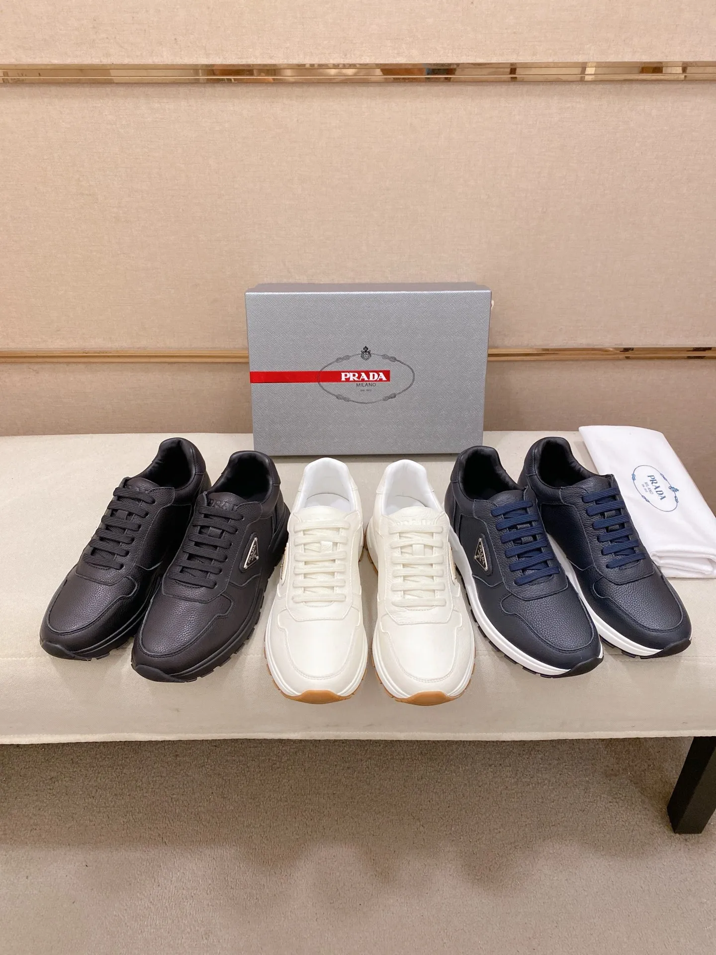 Factory price 560💰(High version) New Prada (Prada) high-top counters are on the market at the same time, new men's shoes, 😘fabrics are selected from waterproof technical cloth. First layer cowhide lining. 👍🏿Original molded anti-slip rubber outsole, with exquisite lines, simple and elegant, comfortable and high-end for leisure travel. Number of yards: 38 to 44. (Can be customized for 45.46.)
